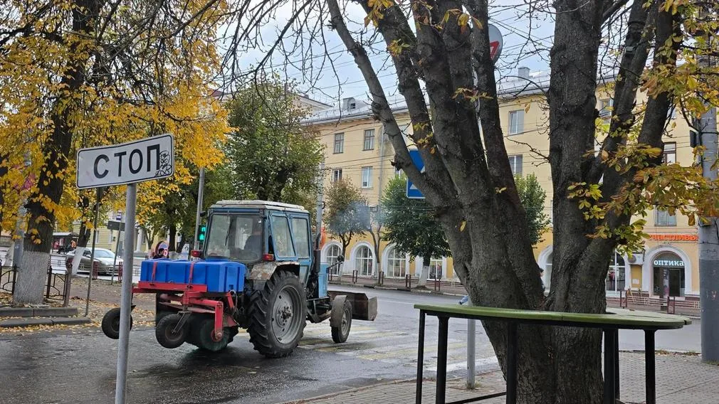 Трактор с тележкой на улице Брянска