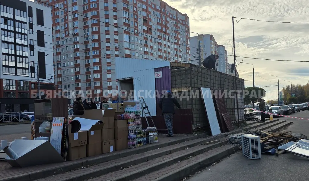 Демонтаж незаконного ларька в Брянске