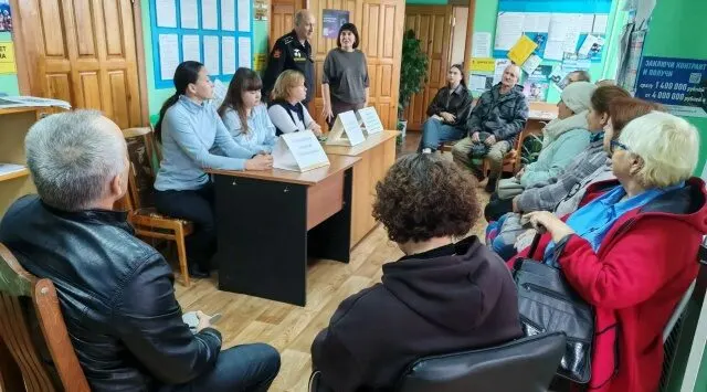 В Комаричском районе прошла ярмарка вакансий с участием военкома