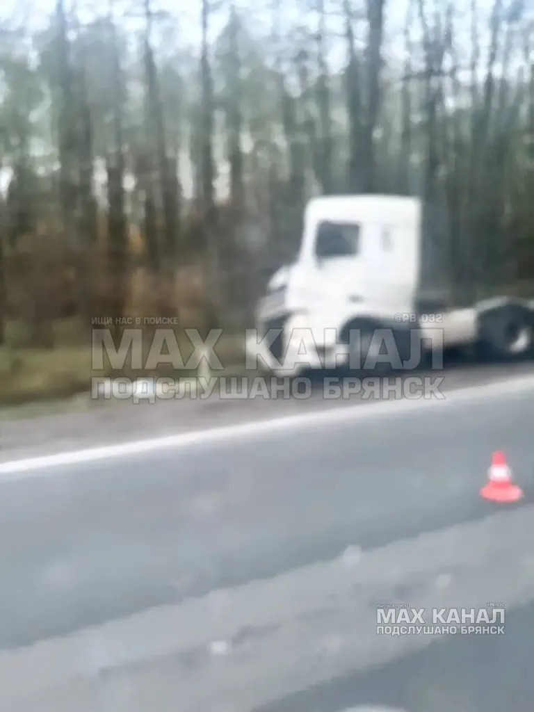 Белый грузовик в аварии на дороге