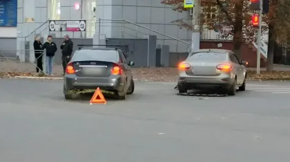 Ford Focus и Renault Fluence столкнулись в Брянске у торгового центра