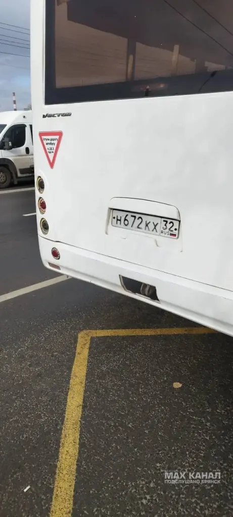 Автобус на автобусной остановке в Брянске