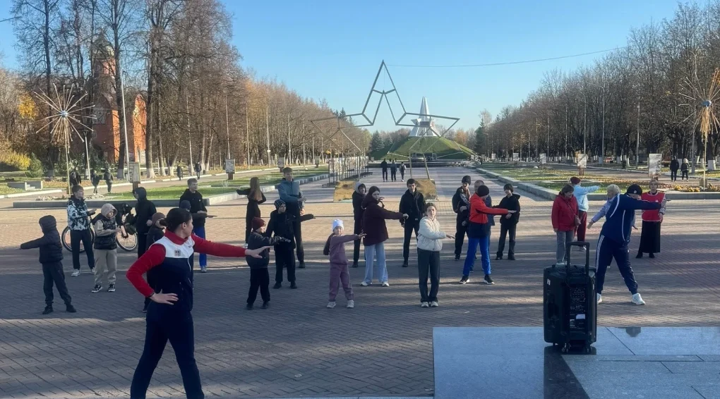 Участники акции «Час здоровья» на площади парка