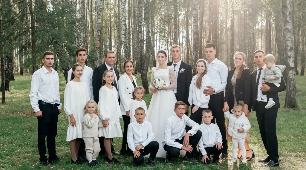Большая семья с одиннадцатью детьми в березовом лесу