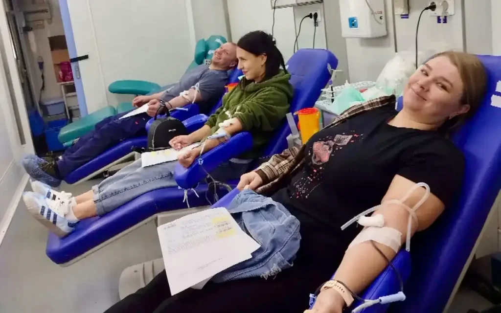 Студенты сдают кровь на мобильном комплексе