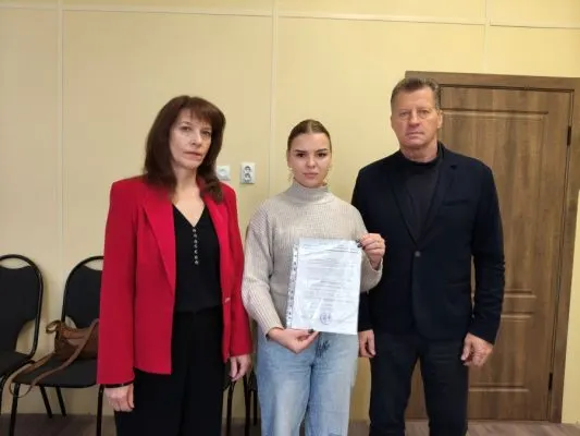 В Трубчевске вручили жилищный сертификат девушке из числа детей-сирот