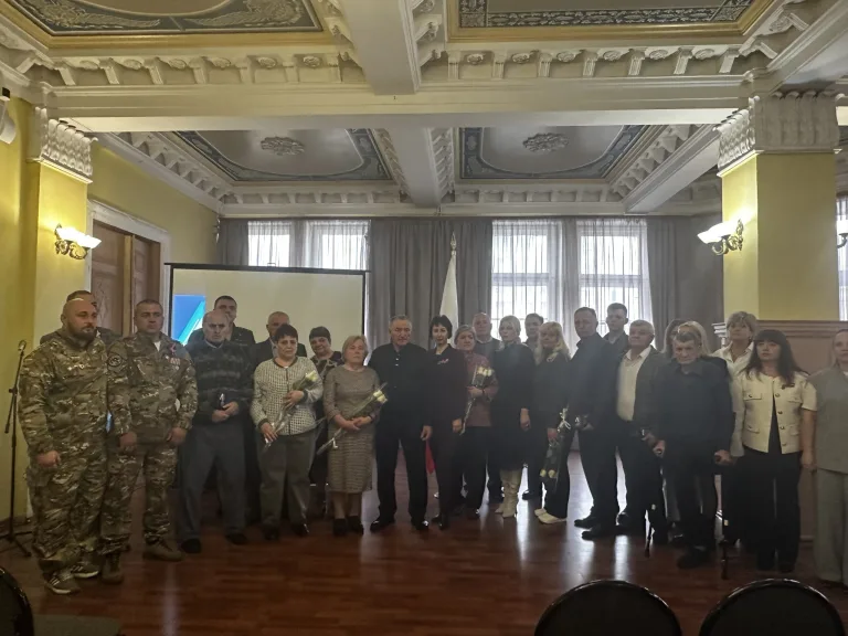 В Клинцах восьми отцам участников СВО вручили медали «Отец солдата»