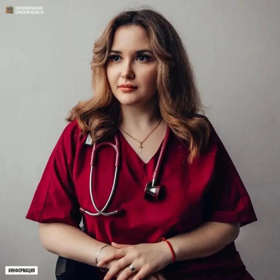 Молодой врач-оториноларинголог в медицинском халате