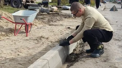 В Клетне обустраивают тротуар по улице Заозерной