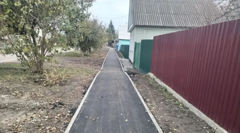 В Трубчевске ремонтируют тротуары на улице Воровского