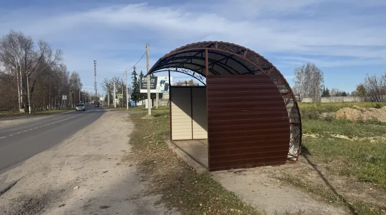 В Навле отремонтировали автобусные остановки
