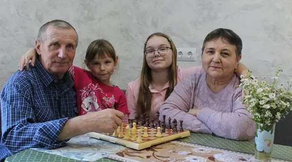 Внучка победила в районном турнире по шашкам и поблагодарила за это дедушку и бабушку