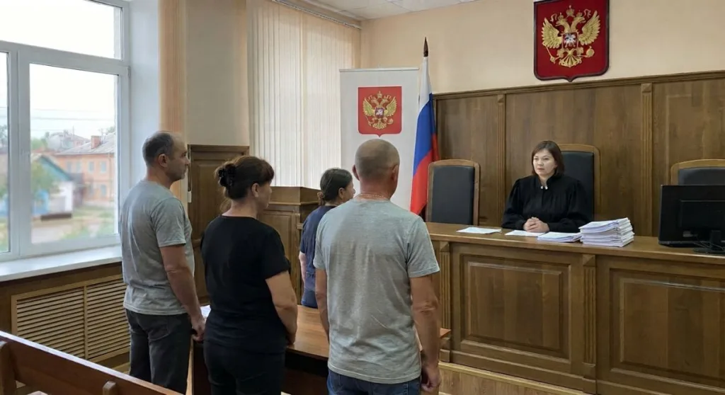 Судебное разбирательство в зале суда