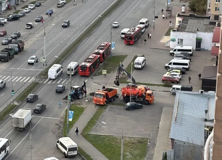 На Белобережской в Брянске больше суток без воды из-за коммунальной аварии