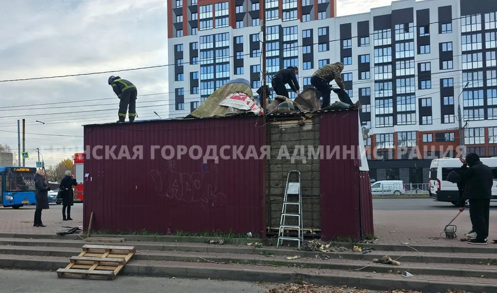 Демонтаж незаконного ларька в Брянске