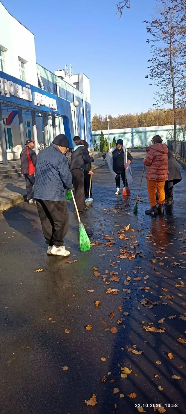 Коллектив Ледового дворца Новозыбкова провел субботник на территории учреждения