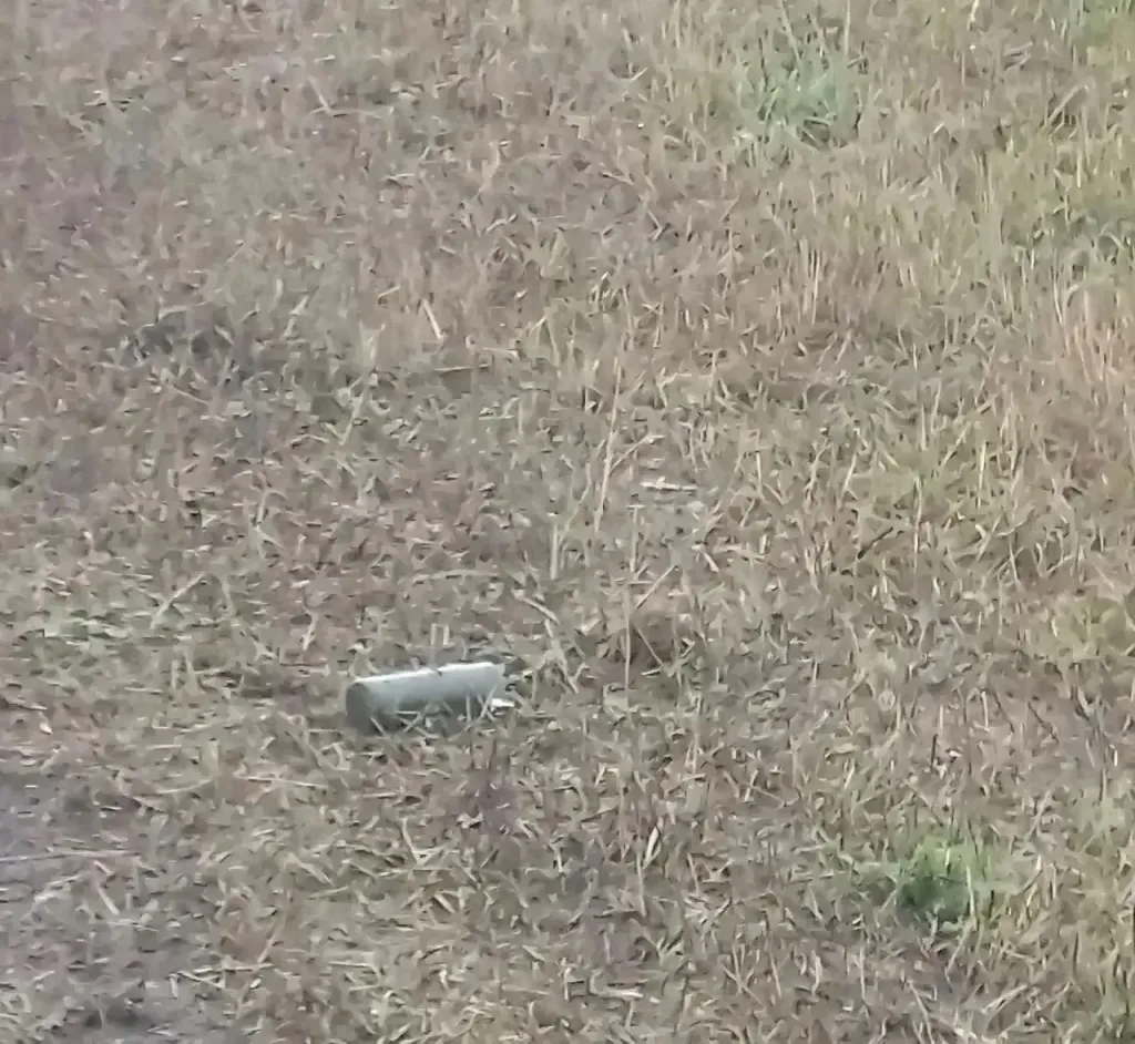 Взрывное устройство в виде тубуса на земле