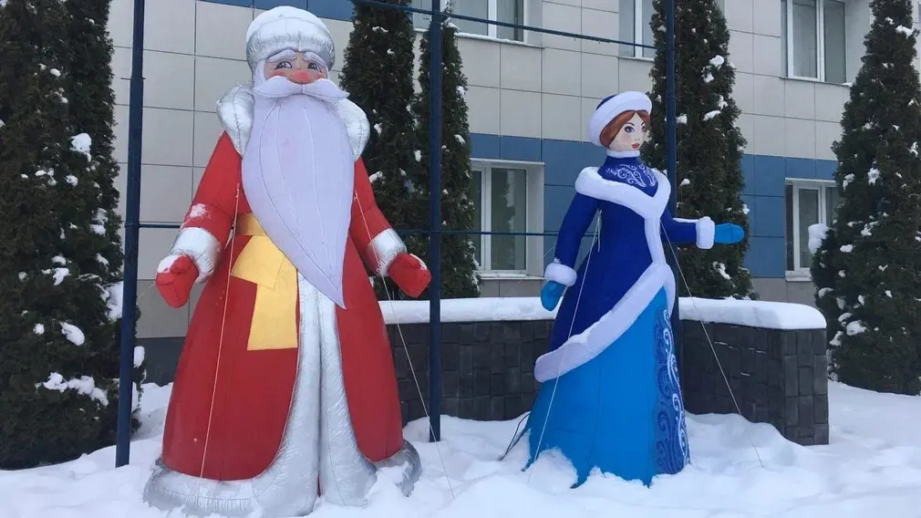 Дед Мороз и Снегурочка на снежной площадке