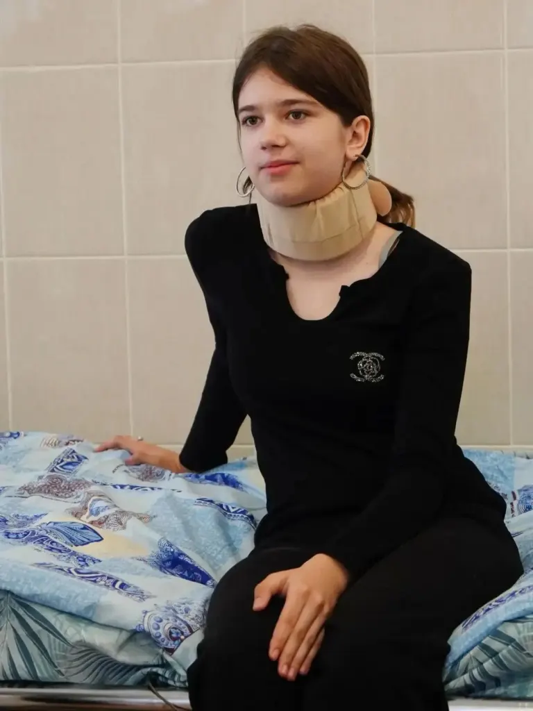 Пострадавшая пациентка с повязкой на шее в больнице