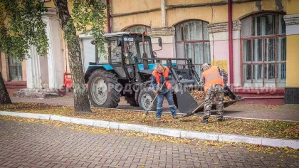 Брянские дорожники убирают опавшую листву и устанавливают новые контейнерные площадки
