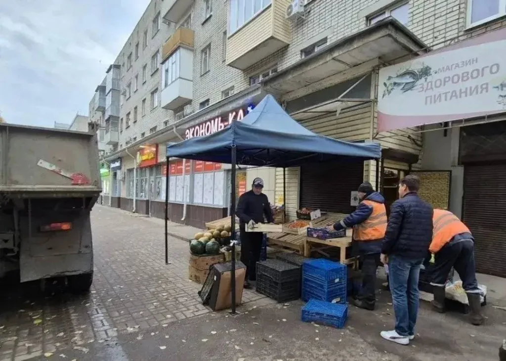 Уличная торговля овощами под палаткой