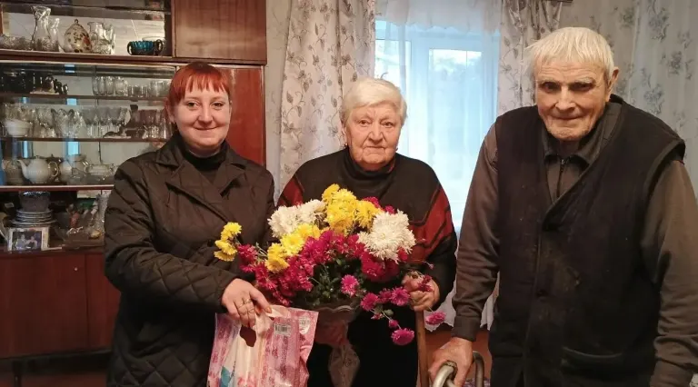 В Комаричском районе начальник сельхозуправления поздравляет ветеранов АПК
