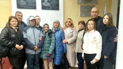 В брянской школе № 4 открыли мемориальную доску выпускнику Дмитрию Анцифрову