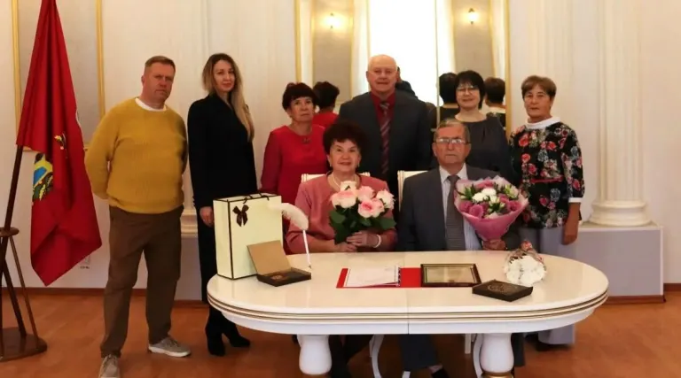 В Новозыбкове чествовали супругов, прожившихся вместе 60 лет