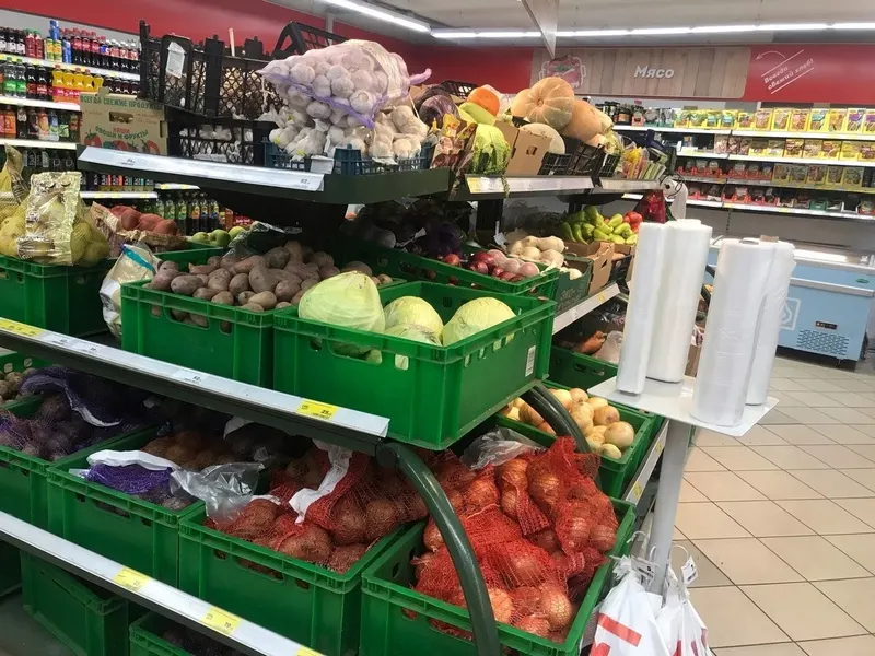 Овощи и продукты на прилавке магазина
