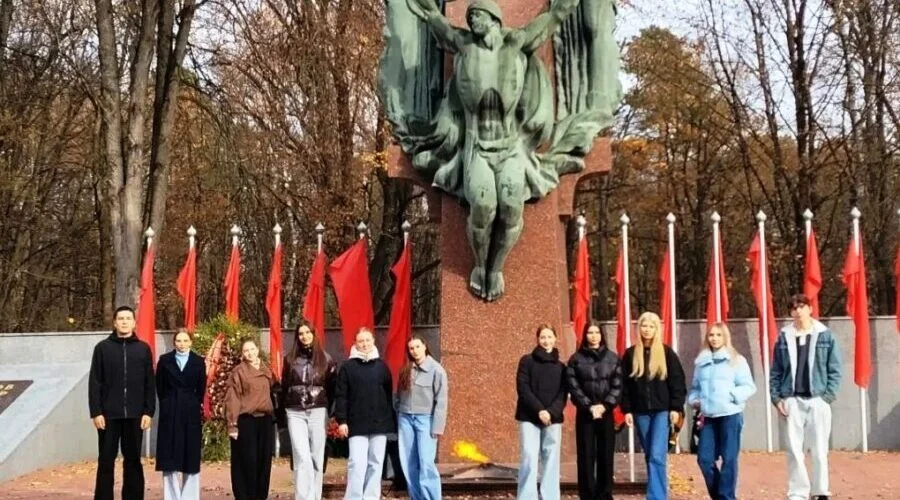 Студенты медколледжа у мемориала на Аллее партизан