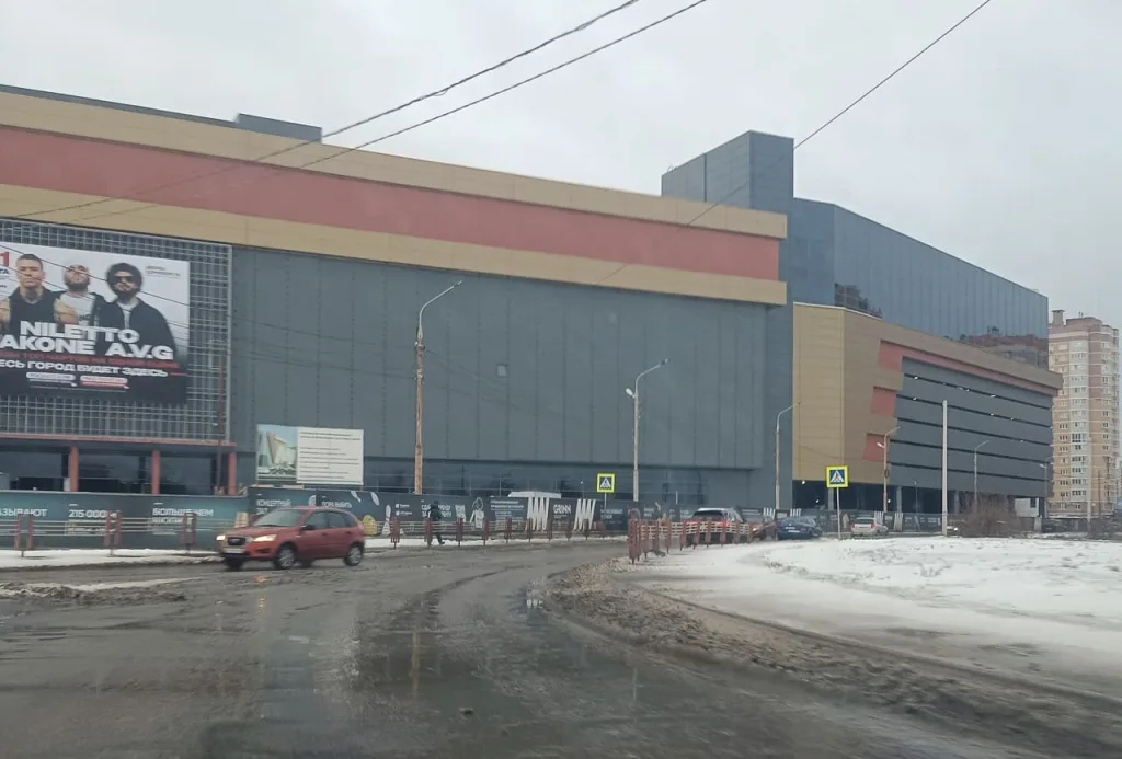 Дворец единоборств в Брянске с баннером концерта