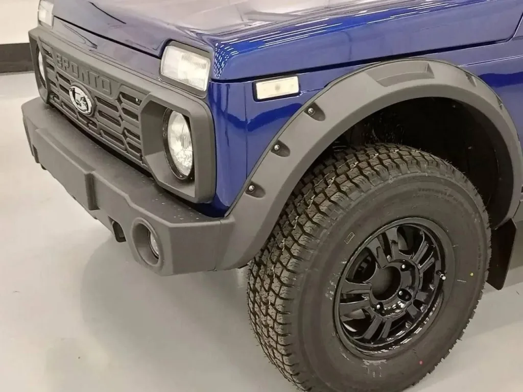 Обновленная Lada Niva синего цвета
