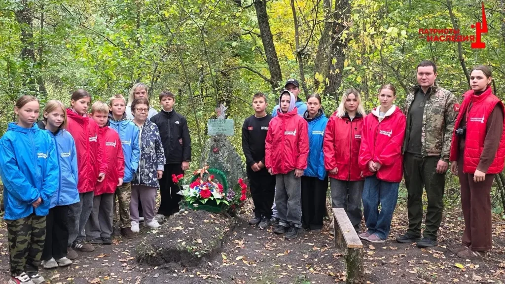 Волонтёры и родственники у восстановленной могилы красноармейца
