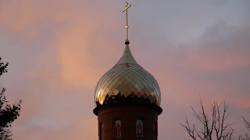 Купол православного храма на закате