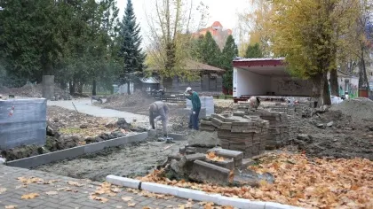 В парке имени Толстого благоустраивают сквер Валентина Динабургского
