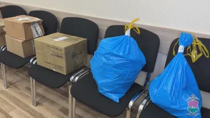 Изъятые контрафактные вейпы и табак в пакетах
