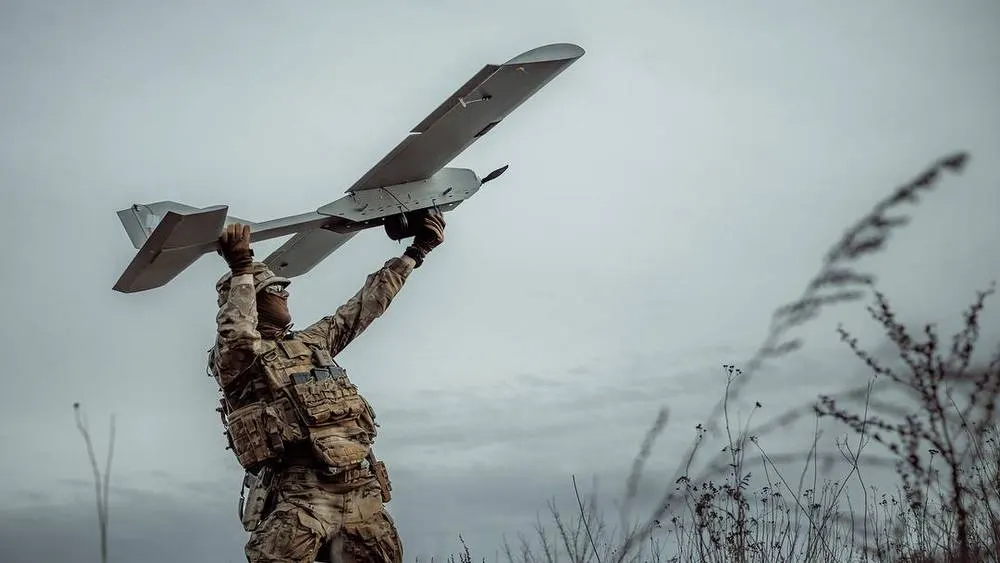 Военный запускает беспилотник в полет