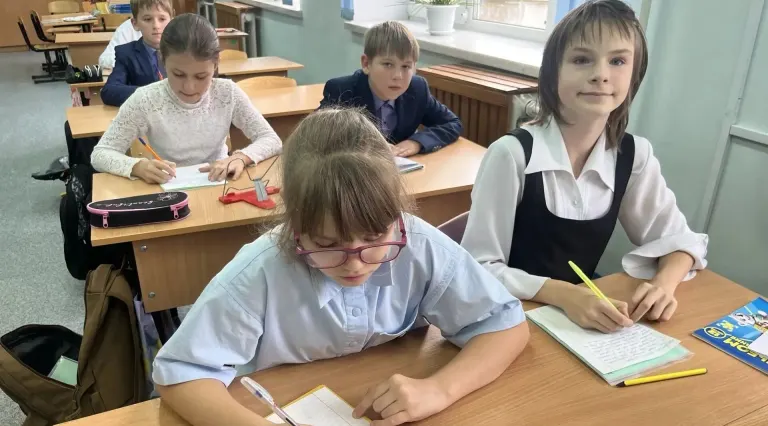 Школьники из Унеч отправили открытки и рисунки российским бойцам