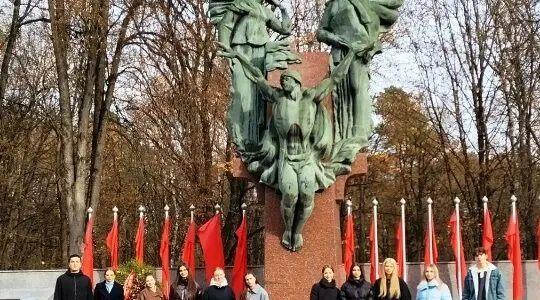 Студенты медицинского колледжа благоустроили Аллею партизан в Брянске