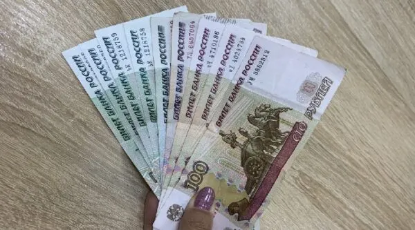 Российские рубли, символизирующие финансовые накопления