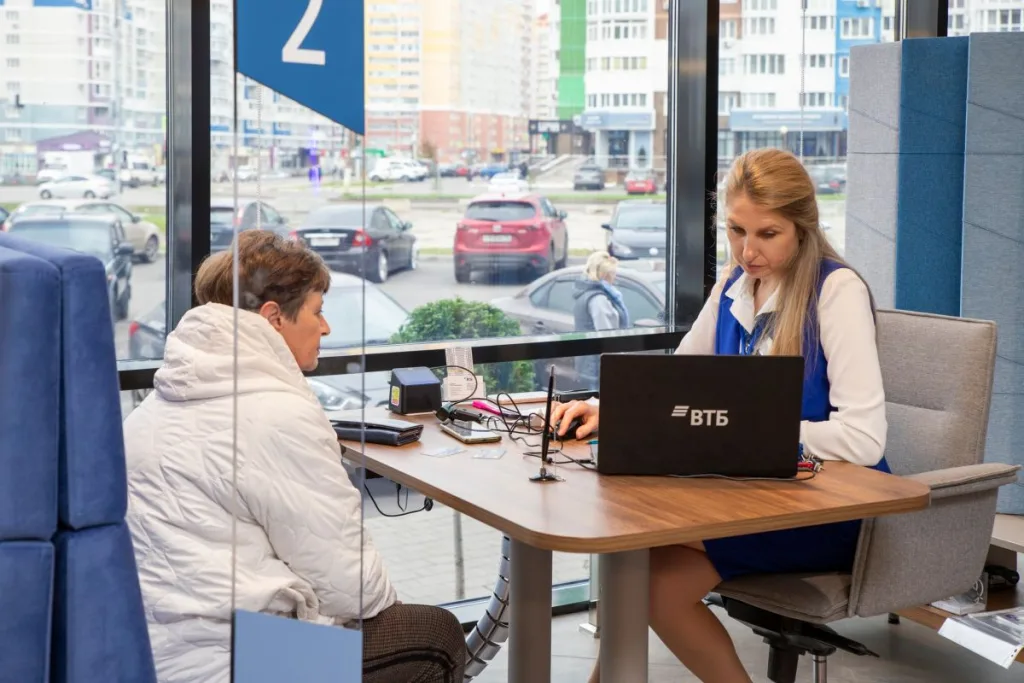 Консультант ВТБ обслуживает клиента в офисе
