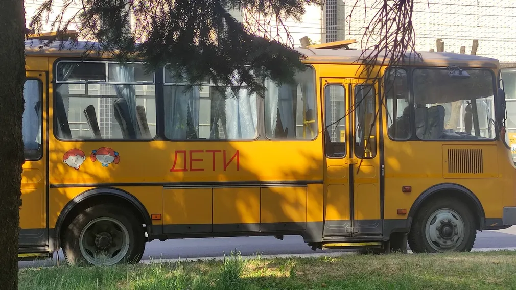 Школьный автобус с надписью «Дети»