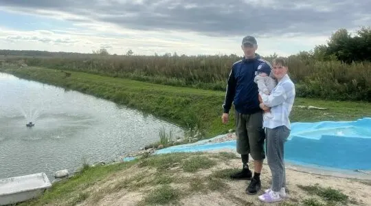 Ветеран со спутником у рыбохозяйственного озера