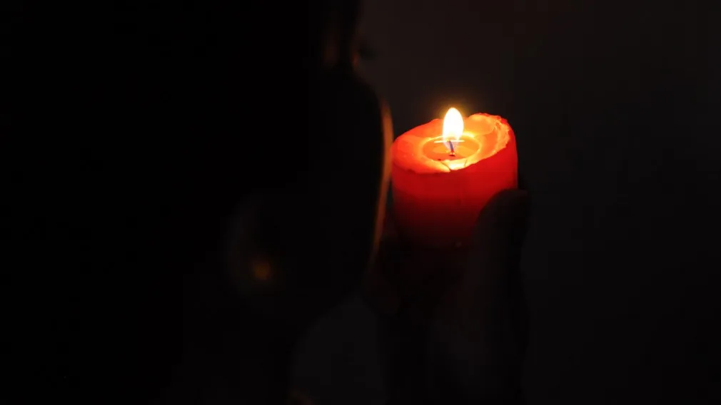 Зажженная свеча в память о погибшем