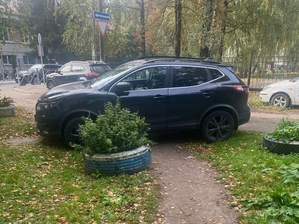 Припаркованный автомобиль блокирует проход пешеходов