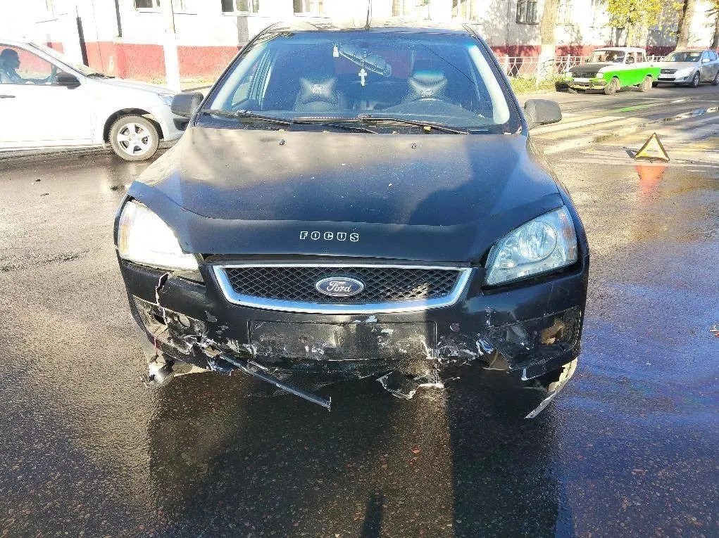Поврежденный Ford Focus после столкновения