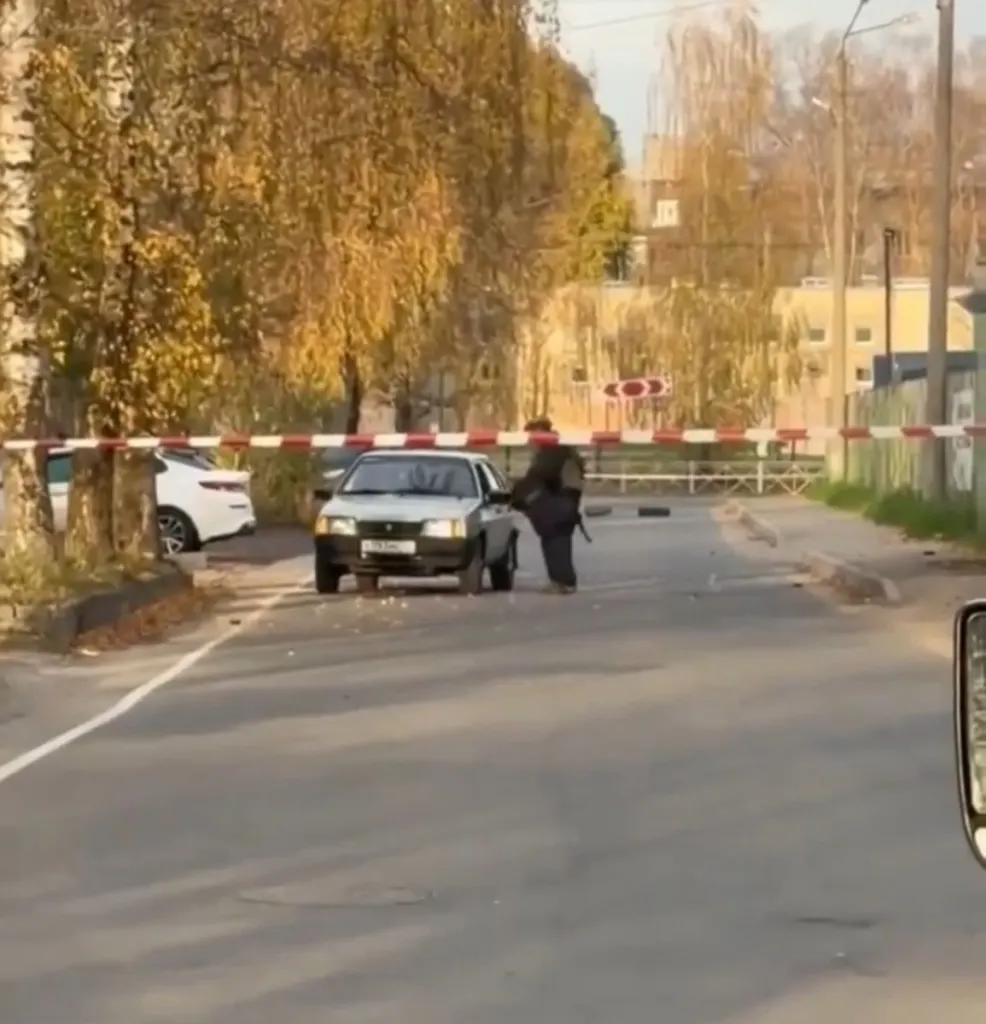 Саперы эвакуируют женщину из автомобиля