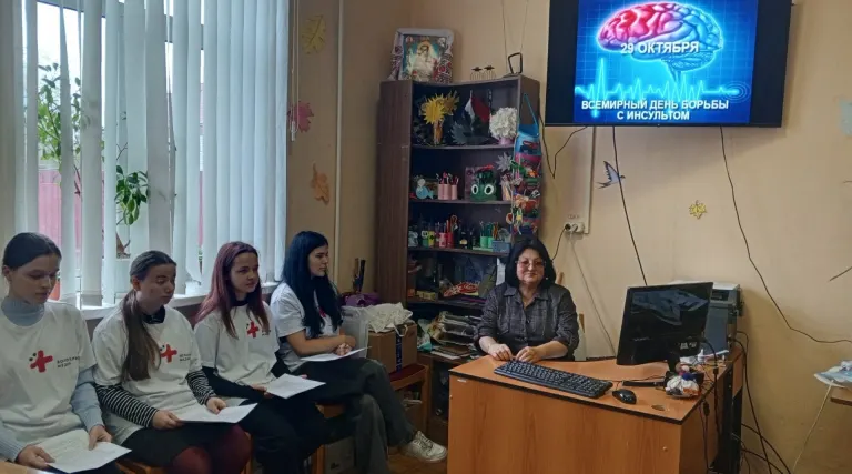 В Школе ухода Новозыбкова волонтеры медколледжа рассказали об инсульте