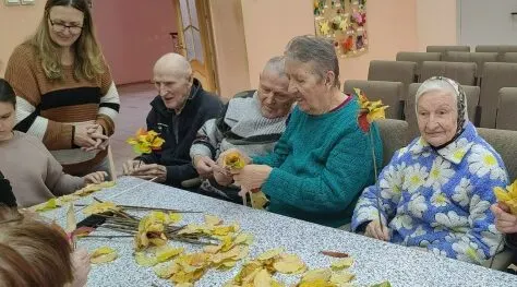 В Сельцовском Доме милосердия провели мастер-класс по изготовлению цветов из листьев