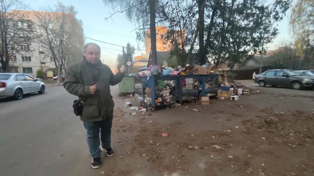 Контейнерная площадка на улице Тарджиманова в неухоженном состоянии